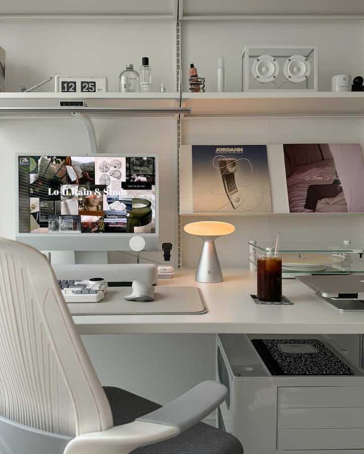 Pengaturan meja yang rapi🖥️

#interior meja #pengaturan meja #organisasi meja #kantor rumah #speaker #transparan #perangkat elektronik #organizer #dekorasi meja #furnitur interior #alat peraga interior #keyboard #pencahayaan #iMac #penataan gaya rumah #belajar #lampu meja #alat peraga interior #objek # Jam #DekorasiRuang #LP #Rak Dinding #LNCStendahl #Meja Putar #LP #Speaker 