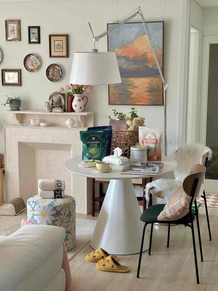 #오늘장면한컷 #올레네

Ohnul took the bus to work because her husband was sick, so she wasn't late, but she still gets anxious when there's traffic!!!! Ugh

I hate that the 3-door middle door comes out in the back, but now I just take pictures of whatever comes out or not ㅋㅋ

#Living room #빈티지인테리어 #세라믹테이블 #플랫포인트 #미장리폼 #가구리폼 #러그 #빈티지소품 #조명 #장스탠드 #스툴 #거실인테리어 #오하우스 #오하우스시즌10 #찾았다포인트