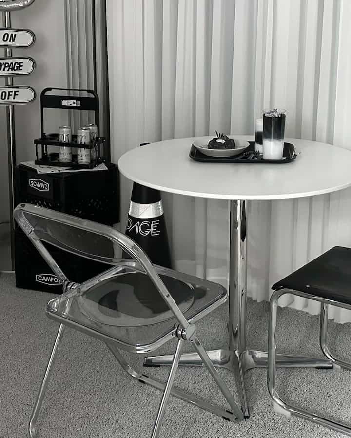 Kafe rumah kecil kekasih yang tak berwarna 𝙊'𝙋𝘼𝙂𝙀 🖤
.
.
.
#Hitam #블랙앤화이트 #블랙인테리어 #무채색 #무채색인테리어 #실버 #실버인테리어 #카페 #카페인테리어 {8 #Kafe Rumah} {9 #Kafe} #집꾸미기 #원룸꾸미기 #원룸인테리어 #오늘의집 #볼록거울 #모던 #모던인테리어 #미드센츄리 #미드센츄리모던 #인테리어 #인테리어소품 #오브제