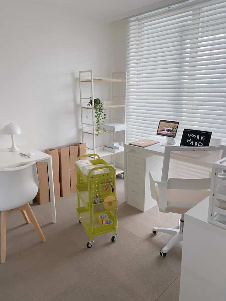 𝐊𝐈𝐍𝐒𝐋𝐄𝐘 _ Pegboard Trolley Wagon

.·͙☽ Design/Color
I have a white trolley in my studio, but this time I wanted to try a colorful product, so I chose the glossy lime color :)
The color is unique and different from other trolleys, so I like it because it adds a point to the space!
The flower pots in my studio and the glossy lime color go well together, so if you have flower pots in your space like me or are interested in planter interiors, I think it would look pretty if you use this color🌱

.·͙☽ Function/Convenience
In addition to the basic 3-tier compartment, I liked the fact that the trolley has a perforated pegboard on the side!
It's useful because you can attach hooks and baskets to the desired location to store products. And most of them require additional fees, but I was satisfied with Kinsley products because they come with a set of two sizes of baskets and hooks.

.·͙☽ Size/Weight
Despite being made of iron and being large in size, it is light.
The wheels move left and right without any inconvenience, making it easy to move!

.·͙☽ User Review
I put the supplies I need for work in them, but I think it would also be good for storing various items from home cafe supplies to snacks! Assembly was not difficult even for a woman alone, and it was simple :)

#Five senses review #제품제공

#Desk interior #작업실 #작업실꾸미기 #작업실인테리어 #집업실 #플랜테리어 #책상 #책상꾸미기 #책상인테리어 #책상정리 #수납 #블라인드 #블라인드인테리어 #트롤리 #책상정리 #데스크용품 #데스크셋업 #선반 #책장 #아이패드 #아이패드거치대