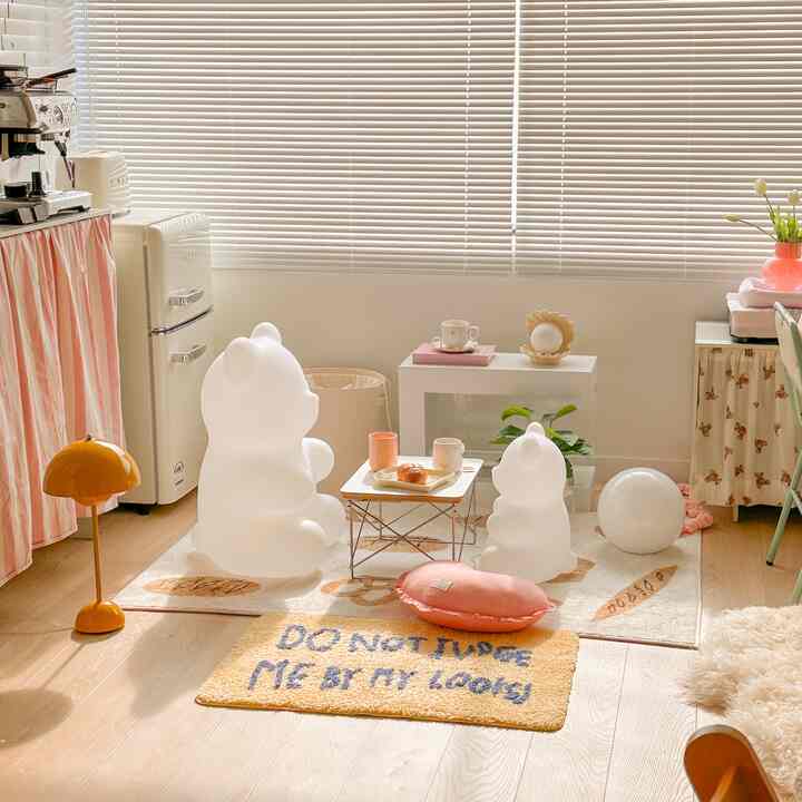 白とベージュのトーンが特徴の小型キッチン兼おうちカフェ、イケアの波型照明とヴィンテージの小物が調和した雰囲気のあるインテリア