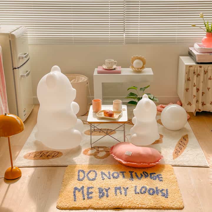 Teddy bears' home cafe time ☕️🥨

#Home cafe #홈카페인테리어 #인테리어소품 #소품인테리어 #조명 #조명인테리어 #무드등 #곰돌이조명 #무선조명 #앤트레디션 #플라워팟 #앤트레디션플라워팟 #러그 #빵러그 #발매트 #테이블 #거실테이블 #미니테이블 #불멍난로 #에탄올난로 #난로 #불멍 #미니냉장고 #냉장고 #작업실인테리어 #서재인테리어 #블라인드 #창안애 #알루미늄블라인드 #예쁜템최고야