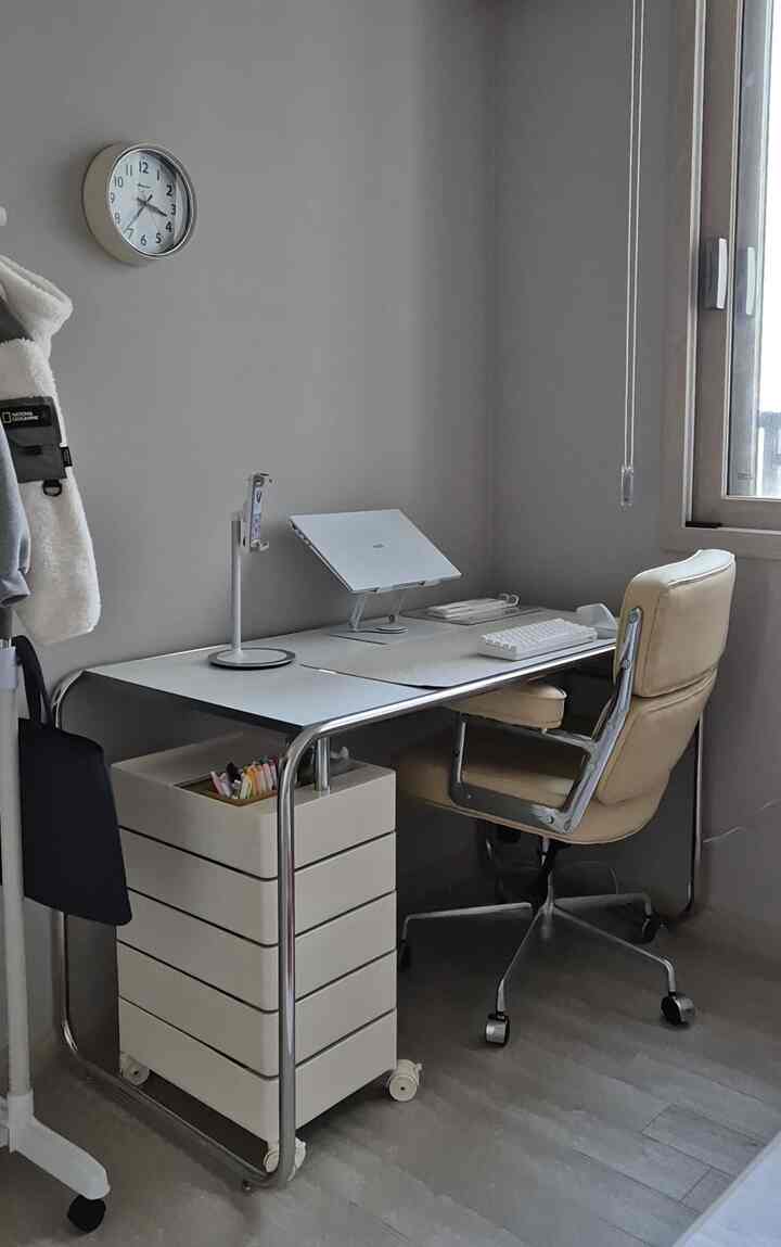 白とナチュラルトーンのホームオフィス、清潔なデスクとオフィスチェアが配置されたモダンな作業環境