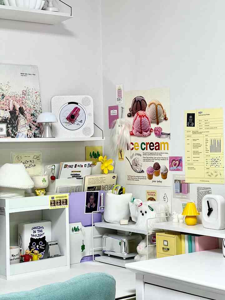  #데스크테리어 #데스크테리어족 #데스크소품 #책상인테리어 #책상인테리어 #벽꾸미기 #벽꾸미기인테리어 #벽꾸미기엽서 #수납의달인 #정리함 #선반 #옐로우인테리어 #노랑인테리어 #파스텔인테리어 #파스텔톤 #벽선반인테리어 #벽선반 #소품샵 #소품인테리어 #엽서꾸미기 