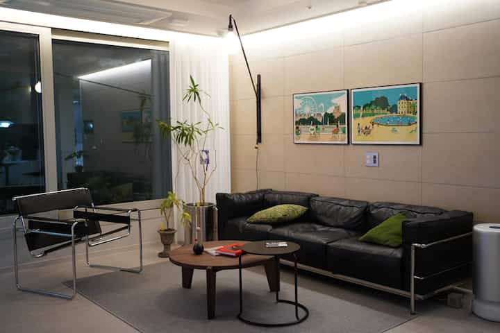 #집에서제일바빠
#Self-introduction

#Busy at HomeSelf-introduction

Hello
I'm Jeon Jae-ho who started working on the Busiest at Home channel.

I haven't been active since Ohouse 2, but I finally have my own house again, and this is the last time ㅠㅠ
I'm so sad...

I'll try to suppress my feelings and work hard for the next two months!

#Mid-century interior #미드센추리모던 #까시나 #아르텍 #비트라 #knoll #놀 #남자방꾸미기 #남자자취방