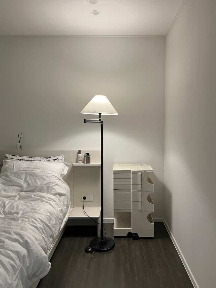 寝室がずっと綺麗になっています。
ffcollective照明は寝室にも本当によく合いますね！
水平に合わせるのは難しい製品だから残念ですが
休憩をつけてよく合わせてみました。
悩んでいたボビートロリーも配送中の破損で   #비라인트롤리 #침실  #침실조명 
