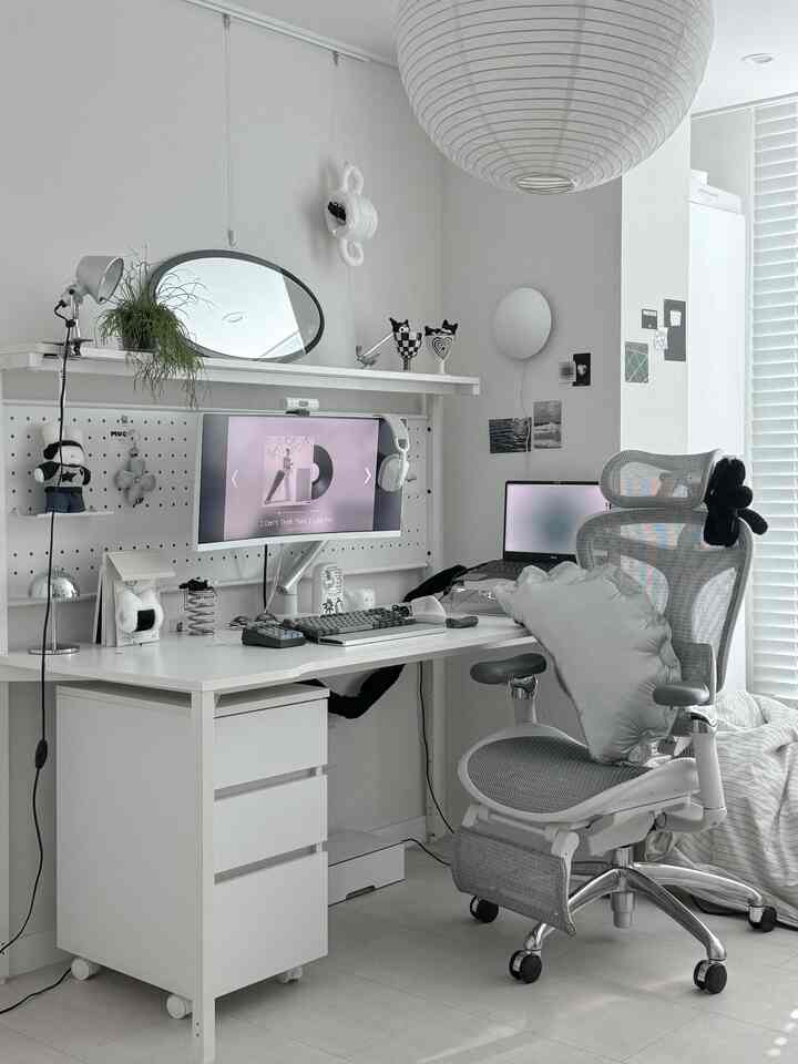 白とグレーを基調としたホームオフィス、洗練された机とオフィスチェアが配置された雰囲気のあるインテリア