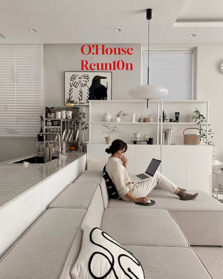 #집에서제일바빠チャンネルで活動したHeidam_です^^
断層集を建てて住宅殺しが始まってから2年少し過ぎ、今年小学校入学する娘と世俗区です。
オハシーズン6から今回のリユニオンシーズンまで一緒にすることになりました。 

全ウッド小物を製作してストアも運営しています。  #오하우스시즌10 #단독주택 #주택인테리어 #주택살이 #단독주택인테리어 #거실인테리어 #거실수납장 #모듈소파 #패브릭소파 #40평대인테리어 #대면형주방인테리어 