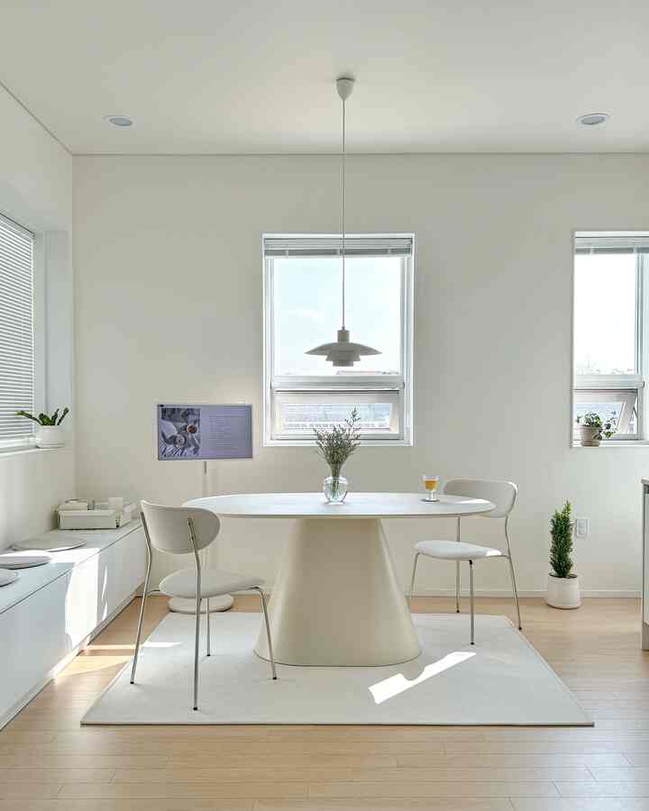 #제품제공

With the new Flatpoint table and chair,
the kitchen atmosphere has completely changed🤍
Full of an elegant and luxurious feel!
The real thing is so pretty that the photos can't capture it all.
A heavy and sturdy ceramic table
With an oval top and trapezoidal legs
It's an attractive object that's not monotonous, and I'm amazed every time I see it... ✨🫢
It's good for multiple people to sit and use
It's a pretty and practical table with high usability. The texture of the table top is rough but soft, and it has strong heat resistance and durability that can even withstand boiling pots, as well as water repellency and hygiene, so I like it all. 🫰🏻
I'll show you Mokong's kitchen with the Flatpoint Hub Ceramic Table often in the future :)

➰
Hub Ceramic Soft Table Bianco 1580
Bolini Fabric Chair Stainless Ivory

#flatpoint #플랫포인트 #하브세라믹테이블 #세라믹테이블 
#tablerecommendation #볼리니체어 #식탁 #세라믹식탁 
#ceramicdiningtablerecommendation #주방 #주방스타그램 #주방인테리어 #주방가구 #주방 #러그 #주방인테리어 #다이닝테이블 #다이닝룸 #다이닝룸인테리어 #식탁의자 #테이블조명 #플랜테리어 #화이트인테리어 #화이트주방 #주방조명 #조명
#Pendant lighting #화분 #화병