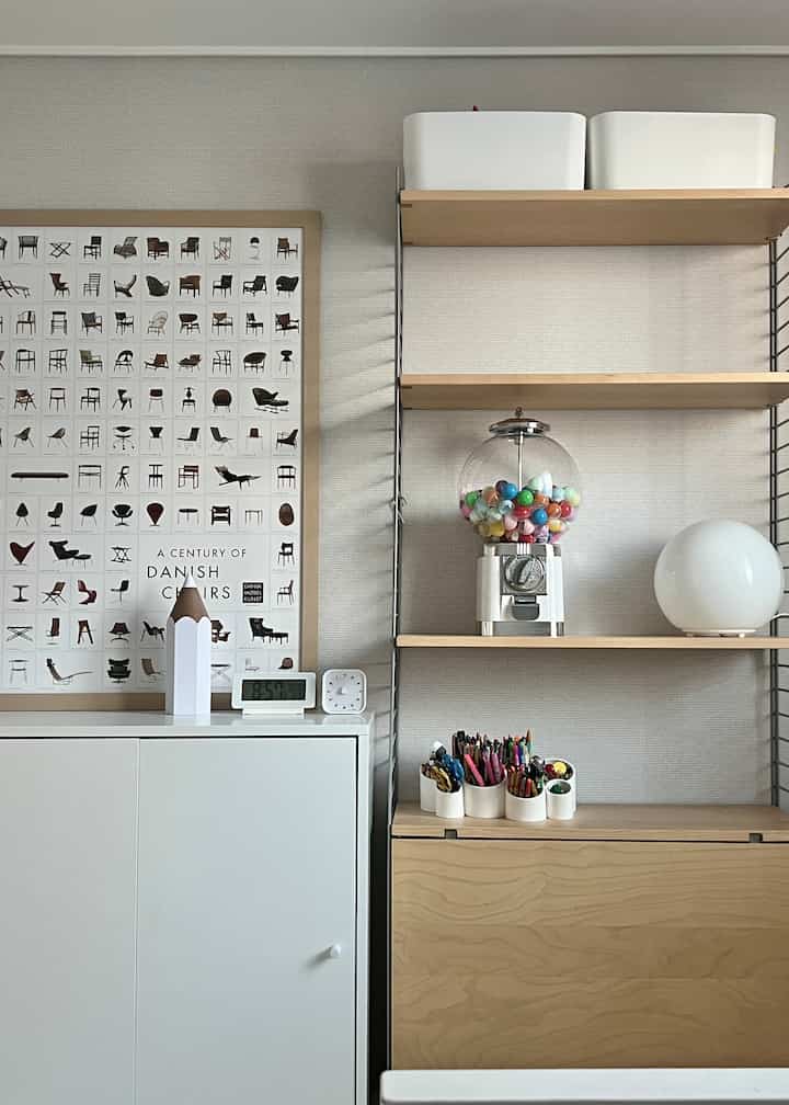 白い壁と木目調の棚が調和した子供部屋の収納が配置された、印象的な韓国インテリア