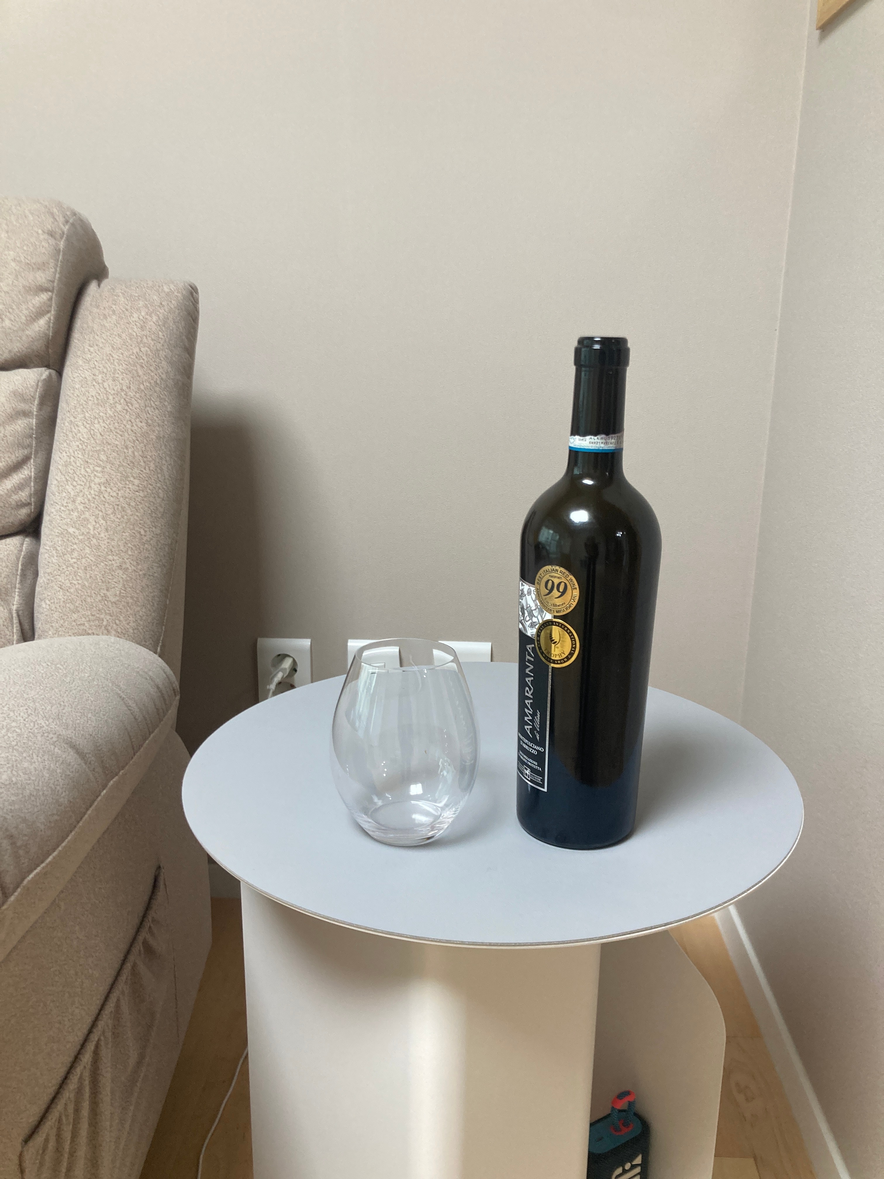 Round Side Table with Built-In Bookshelf user photo