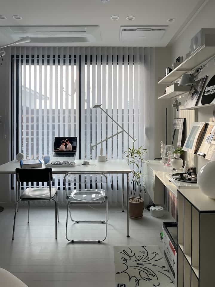 Halo :-) Ini Yumi dari Umie.haus, yang datang terlambat untuk menyambutku❤️ Sementara itu, aku sering menyapamu dengan memperkenalkan musik vinyl di O-Life -! Aku bahkan lebih senang lagi karena ini terakhir kalinya aku bergabung dengan Ohaus di kelas 10!😍


#Tersibuk di rumah #집에서제일바빠자기소개 #빈티지모던 #모던 #무채색인테리어 #유니크 #음악 #바이닐 #바이닐수집 #취미생활 #레어로우 #데스크테리어 #아르떼미데 #엘앤씨스텐달 #가구 #조명 