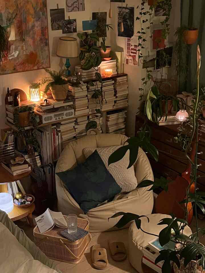 #집에서제일바빠오늘우리집 
Favorite time spent in my favorite space -
The busier I get, the more precious the space becomes😌

#Busiest at home #방꾸미기 #플랜테리어 #조명인테리어 #북선반 #빈티지 #빈백 #인테리어소품 #벽꾸미기 #오하우스시즌10