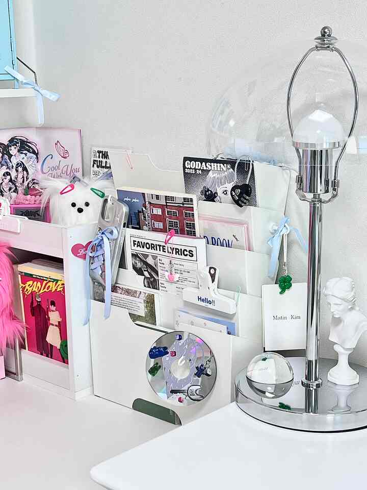  #책상인테리어 #책상꾸미기 #이케아 #이케아수납 #서랍 #책상정리 #책상수납 #뉴진스 #cd #머쉬룸스탠드 #머쉬룸조명 #깔끔한인테리어 #키치 #하이틴 #하이틴인테리어 #맥시멈라이프 #맥시멀리스트 #소품 #블루인테리어 