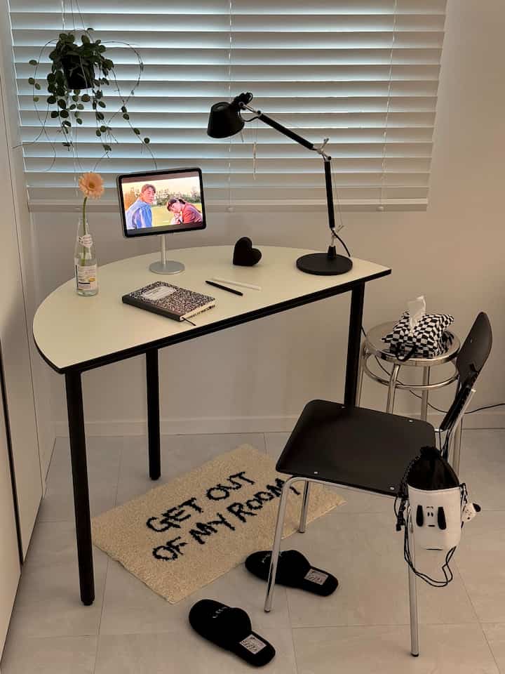 #Keluarga DeskTerrier #Item Rekomendasi untuk Keluarga Desk Terrier 📓🖤
Bagaimana dengan meja setengah lingkaran di sudut ruangan?
Ini bagus untuk menggunakan ruang sudut atau menempel pada dinding.
Lampirkan dua bagian untuk diubah menjadi meja bundar! 
Bagi yang menyukai interior meja minimalis dan modern
Saya merekomendasikannya🤲🏻

#interior meja #meja #pengaturan meja #meja #dekorasi meja #pengorganisasian meja #meja setengah bulat #setengah meja #dekorasi ruangan #alat peraga dekorasi ruangan #alat peraga interior #kursi #furnitur desain #pencahayaan #berdiri #pencahayaan interior #pencahayaan meja # artemide #karpet #planterrier
