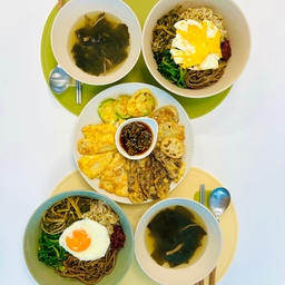 24.02.11
나물비빔밥&모듬전
명절 연휴에는 역시 비빔밥과 모듬전으로 한 끼 해야죠😄
할머님과 어머님 솜씨를 받아와서
한 끼 뚝딱했네요 👍👍
나물 종류도 다양하고 전 종류도 다양해서
풍성한 한 끼였네요🤤
연휴가 벌써 끝났다는게 아쉽네요.. ㅎㅎ
#집밥 #명절 #명절음식 #비빔밥 #나물 #나물비빔밥 #모듬전 #육전 #동태전 #호박전 #연근전 #homemade #homemadefood