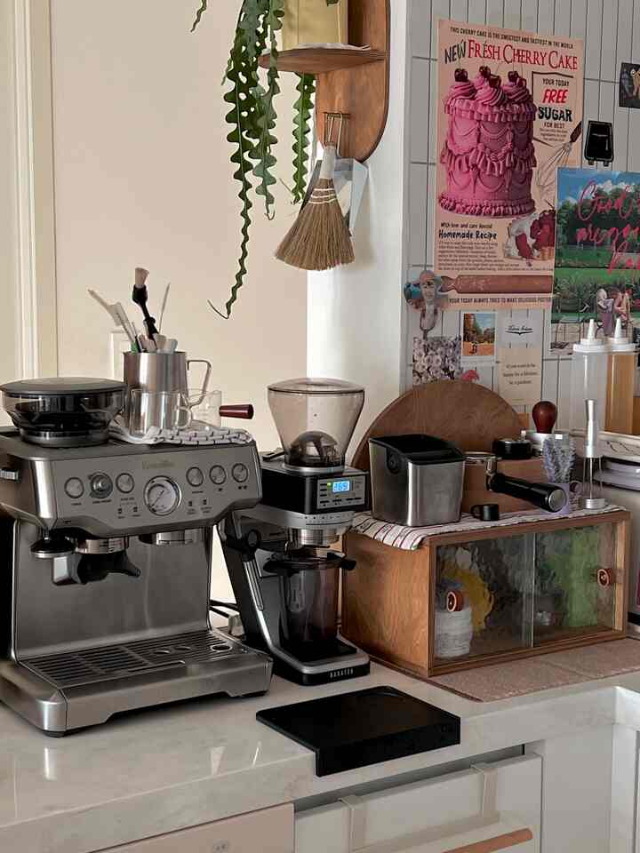 #요즘뭐샀니 #홈카페 #홈카페존 #주방인테리어 
#Rumah Kafe Mainkan #주방수납장 #맥시멀리스트 
Tadinya aku lihat ke rak dapur karena kukira tempatnya kosong, lalu aku berkesempatan mendapat kupon diskon 7%, jadi aku beli...!
Meskipun saya tidak mengukur ukurannya, tapi pas^__^
Dapurku jadi lebih maksimal seperti ini haha