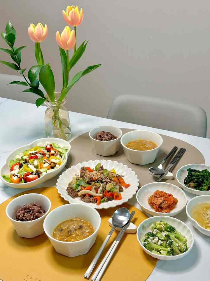 A table that resembles colorful spring🌷
Pretty pastel-colored tulips from the flower shop in front of my house🧡💛
The table atmosphere was completely brightened with just one flower😆
I've been intentionally reducing my intake of red meat these days,
so I had a little bit of bulgogi for the first time in a long time!
Salad, broccoli tofu salad, spinach salad, bean sprouts, cabbage soybean paste stew, lots of vegetable side dishes 🥬🥗
Have a happy weekend 🤍 

#OhHomeStoRangTodayOurHome #오홈스토랑 #홈스토랑 #한식밥상 #한식그릇 #한식기 #한식메뉴 #한식플레이팅 #그릇세트 #그릇추천 #신혼그릇 #신혼그릇추천 #신혼그릇세트 #오늘의식탁 #플레이팅 #온더테이블 #온마이테이블 #저녁메뉴 #저녁밥상 #봄맞이 #봄요리 #신혼밥상