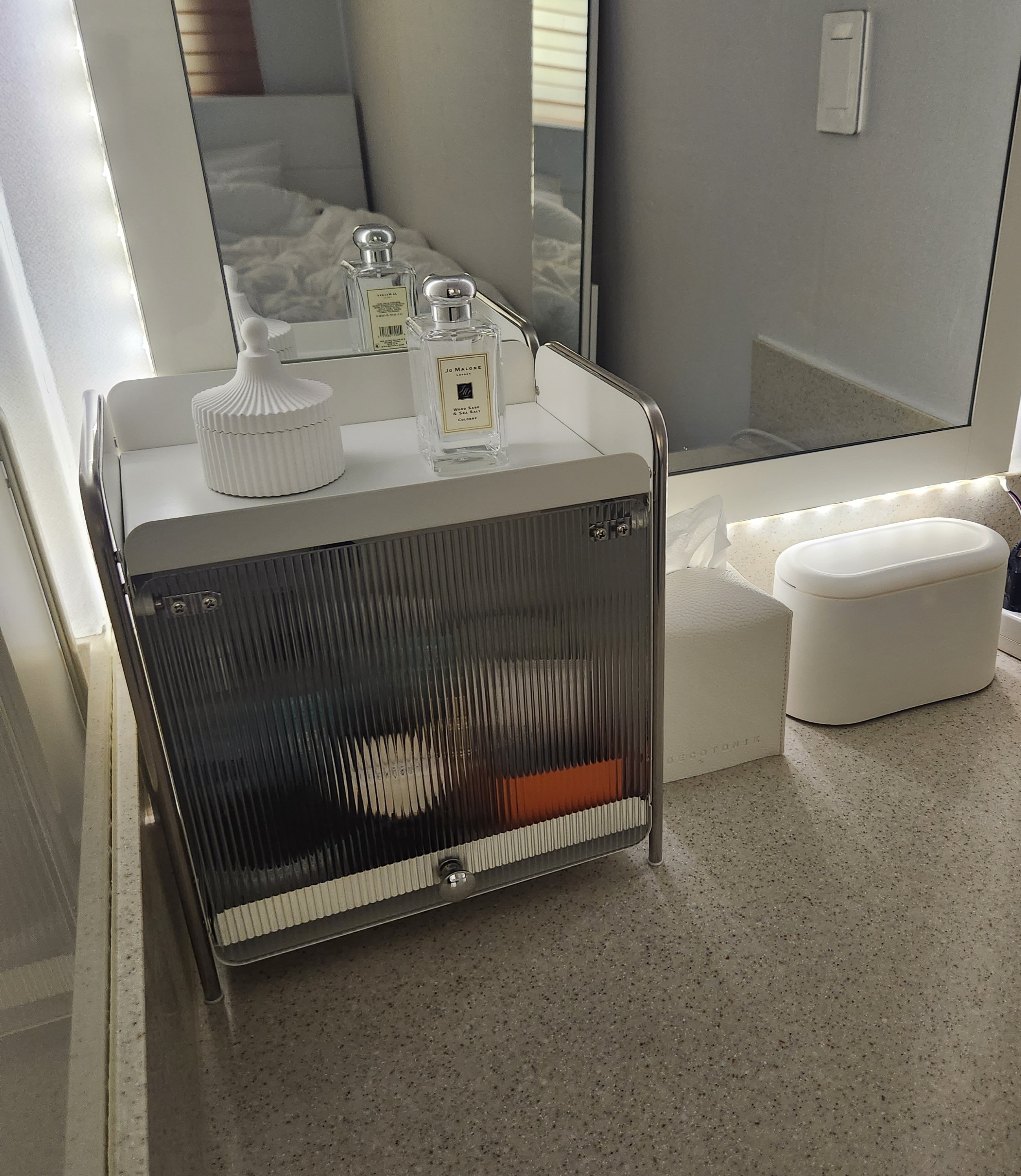 Metal Cosmetic Storage Organizer with Flip Door user photo