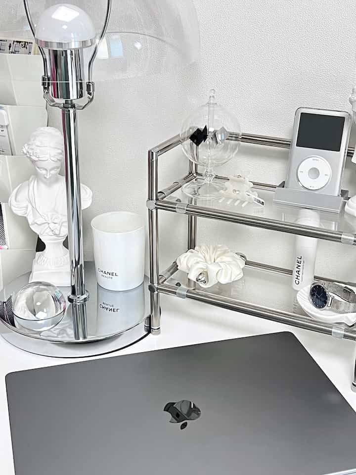 Ini adalah zona penyangga dengan koleksi alat peraga berwarna netral favorit saya. 🖤 Foto ini diambil setelah membeli MacBook, dan saat itulah saya menyesal memilih warna Spacegress. 🥹 Sayang sekali karena saya merasa seperti zona penyangga perak akan lebih cantik jika warnanya perak.

#Interior Perak #Interior Prop #Toko Prop #Toko Pengeditan #Patung Plester #Patung #Dudukan Jamur #Pencahayaan Jamur #Rak Modul #Lemari Penyimpanan Modul #Chanel #iPod #Macbook #Macbook Pro #Interior Bersih #Achromatic #Interior Achromatic #Silver 