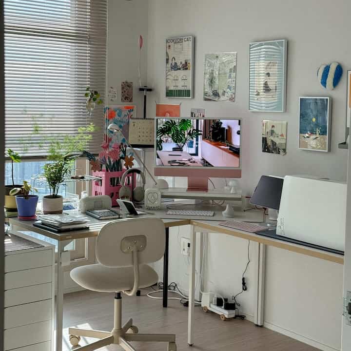 Rutinitas harian saya sendiri💡
Tulis buku harian sambil mendengarkan video musik favorit Anda🎧📝

Jika menulis buku harian setiap hari terasa sulit, setidaknya tinggalkan catatan sederhana. 
Sejak saya pergi ke studio kecil saya dan duduk setidaknya sekali sehari, saya selalu mencoret-coret. 
Akan menyenangkan untuk meninggalkan catatan apa pun, misalnya imajinasi lucu yang tiba-tiba Anda alami hari ini atau cuaca hari itu 😉

#Tersibuk di rumah #집에서제일바빠일상루틴 #데스크테리어 #데스크셋업 #책상꾸미기 #작은방꾸미기 #서재인테리어 #내방꾸미기 #작은방인테리어 #홈오피스 #작업실인테리어 