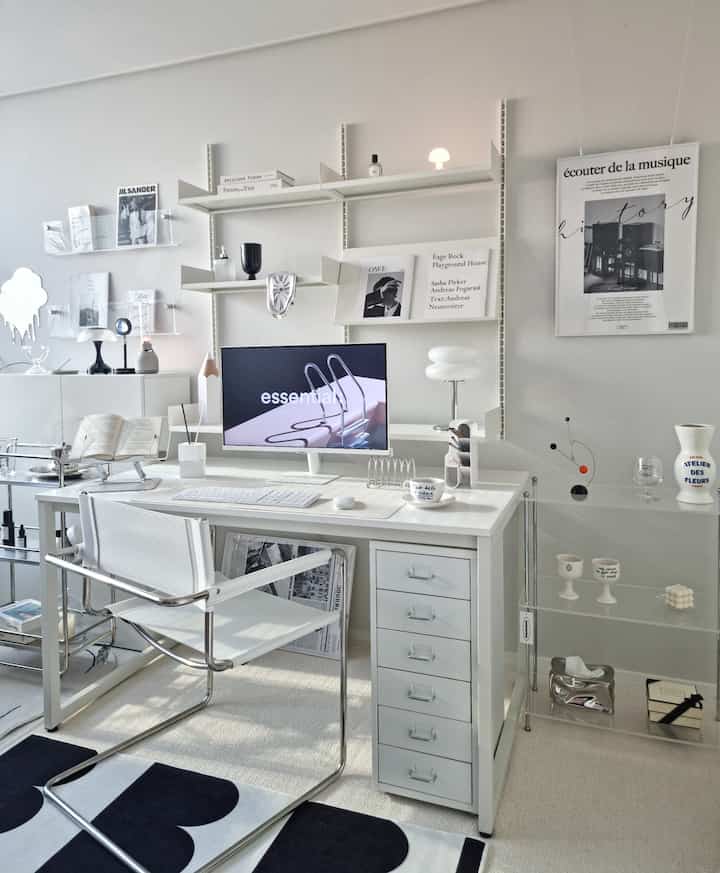 明るく清潔な白色調のホームオフィス書斎、白いデスクと棚、ミッドセンチュリーモダンスタイルが調和する空間