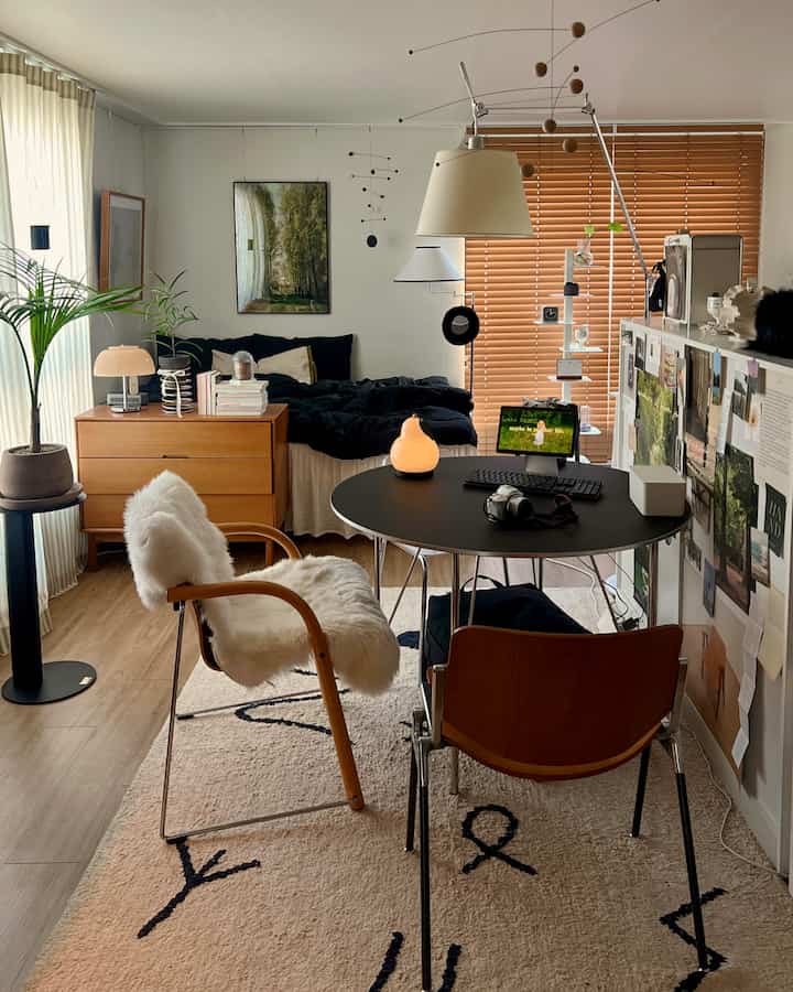 It's time to change the structure of your home! How should I change it this time💚🤎🖤🤍 

#One room #원룸인테리어 #원룸꾸미기 #원룸가구배치 #원룸공간분리 #원룸데코 #침실인테리어 #침실꾸미기 #침실스타일링 #홈스타일링 #홈데코 #홈오피스 #데스크테리어 #데스크셋업 #책상꾸미기 #책상인테리어 #아르떼미데 #블랙테이블 #잭슨카멜레온 #식집사성장기 #예쁜템최고야 #침구인테리어 #커튼인테리어 #블라인드인테리어 #러그인테리어 #우드인테리어 #원목인테리어