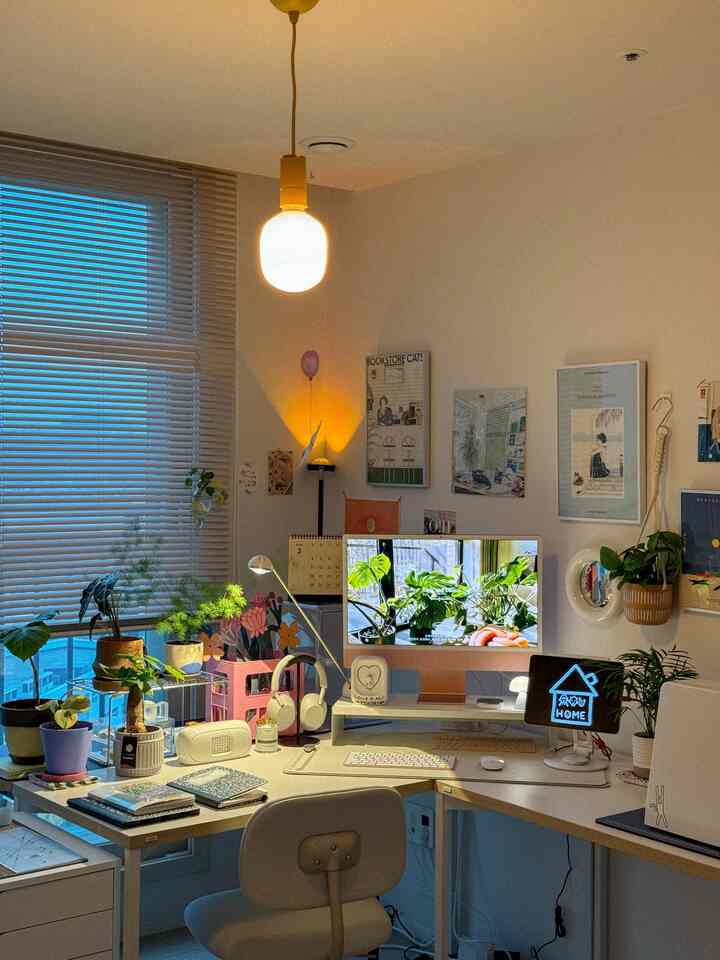 #집에서제일바빠 #집에서제일바빠오늘우리집

Even though I feel gloomy in the cloudy weather,
I am regaining my freshness by looking at the plants in my house.

It got warm and then suddenly got cold, and it feels like winter has come again.

Be careful not to catch a cold in times like this! 🤧

#Desk interior #데스크셋업 #식물인테리어 #식물집사 #식물데코 #작업공간 #방꾸미기 #벽꾸미기 #데스크인테리어 #홈오피스 #포스터 #액자 #포스터인테리어 #문구덕후