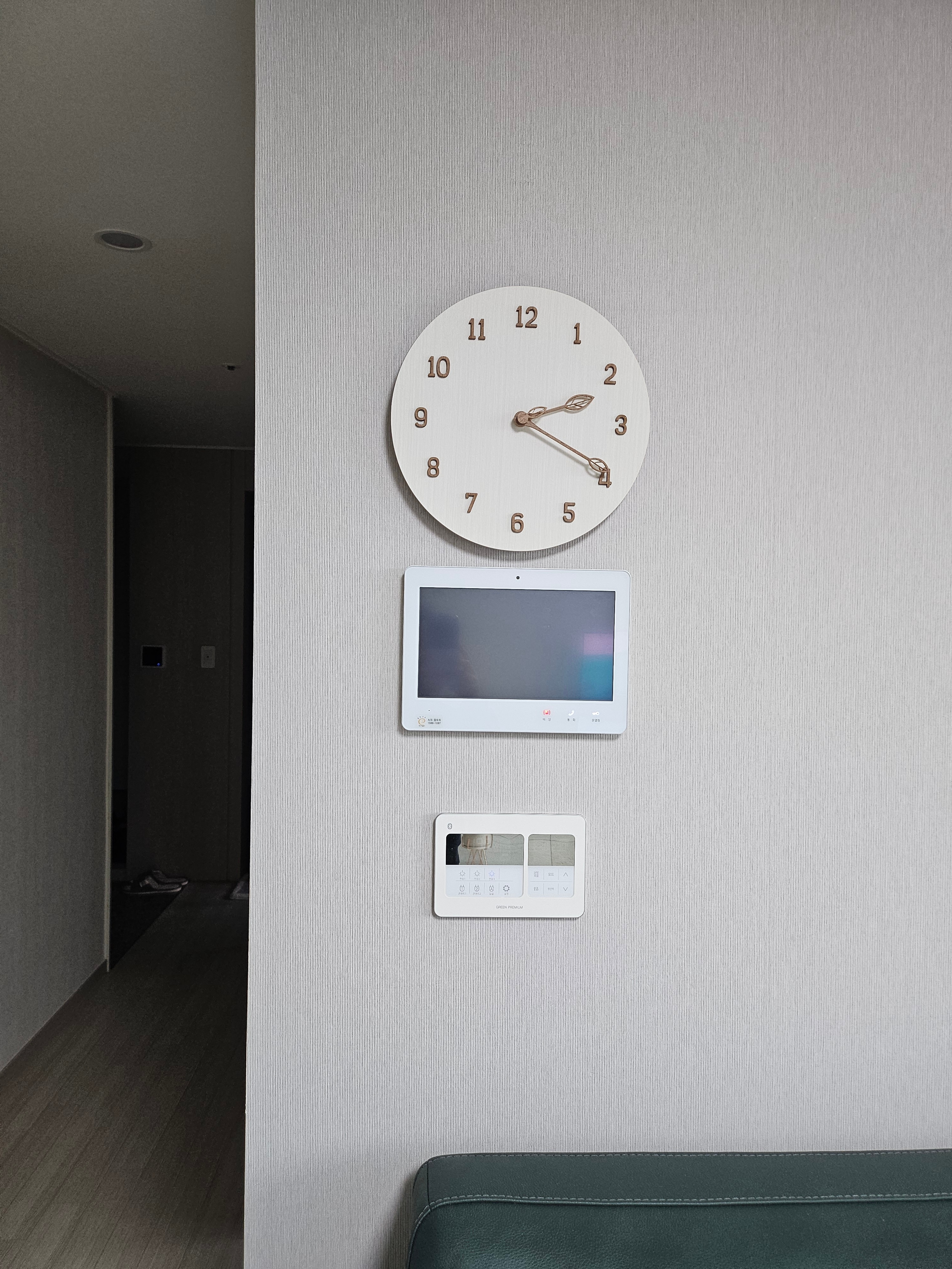 Wood Nature Leaf Wall Clock user photo