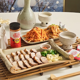 #맛있는순간포착
서울스터즈 김치시즈닝으로 한식을 만들어 한상 차려봤어요 :)
통삼겹살에 김치시즈닝을 뿌려서 에어프라이어 170도에 40분 정도 노릇하게 굽고, 
무생채는 얇게 썬 무를 소금 약간 뿌려 버무려놨다가 김치시즈닝, 고춧가루, 설탕 약간, 식초 넣어 무쳐요
다진 마늘 대신 다진 파를 넣어 깔끔하게 만들었어요
젓갈 없이 거의 김치시즈닝으로만 맛을 냈더니 샐러드 먹는 느낌도 나고 새콤, 달콤, 매콤한게 입맛을 돋궈주는 역할을 하더라고요😋
배추겉절이를 만들땐 액젓을 넣은 일반적인 방법으로 겉절이를 만든 후 김치시즈닝으로 감칠맛을 더했어요
2% 부족했던 겉절이 맛이 김치시즈닝을 뿌리니까 채워지면서 넘 맛있는 거 있죠🥹
요거 완전 요리에 감칠맛을 더해주는 마법의 가루네요!
거기다 이거 0kcal..!😲
처음엔 매콤함이 확 느껴지고 단맛, 짠맛, 약간의 신맛도 느껴져서 요리에 넣거나 찍어 먹는 소스로 활용하기도 좋더라고요
라면스프 같기도 하면서 훨씬 감칠맛이 좋고 고급스러운..?활용도가 높아서 한통 금방 쓸 거 같아요 ><
#협찬 #시즈니티 #시즈니티2기 #서울시스터즈 #오홈스토랑 #김치시즈닝 #seoulsisters #통삼겹구이 #통삼겹살 #무생채 #배추겉절이 #수육 #오늘의식탁 #저녁메뉴 #홈술 #막걸리 #보쌈 #술안주추천 #오늘은뭐먹지 #집밥
