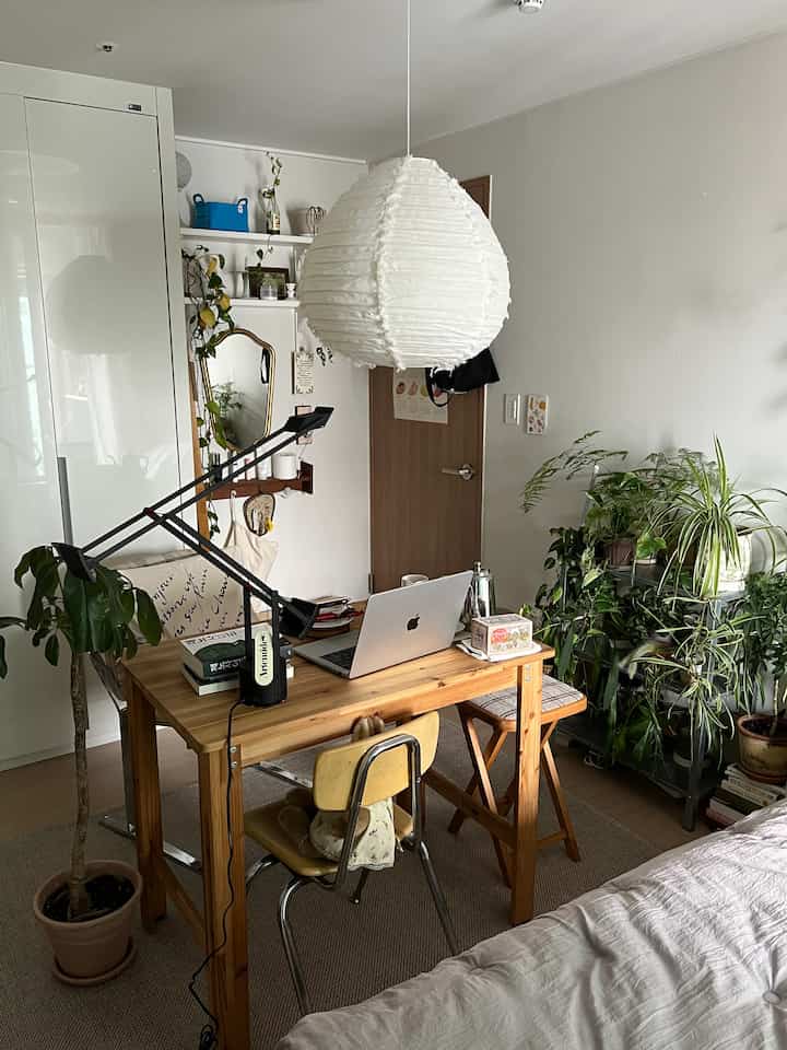 Hari dimana aku melihat langit biru untuk pertama kalinya setelah sekian lama
Saya membawa cahaya baru karena saya ingin membaca buku di meja saya.
Saya tidak bisa berkonsentrasi dengan bola lampu berwarna kuning, jadi saya memilih bola lampu berwarna siang hari. Desainnya seperti sebuah karya seni. Seperti yang diharapkan, pencahayaan lebih efektif daripada bagus.

Saya ingin memberikan penerangan pada Himemons, namun tidak ada tempat untuk menggantungkan lampu di atasnya, jadi saya membuatnya agar cahayanya hanya sampai ke bawah.
Yang mengejutkan, dia adalah wanita bersyukur yang memberiku daun  Butler Growth Period #식집사성장기추천템 #식집사성장기오늘의힐링 #식물등 #플랜테리어 #내방꾸미기 #데스크테리어 { 6# Artemide} #침실인테리어 #빈티지인테리어 #예쁜템최고야 