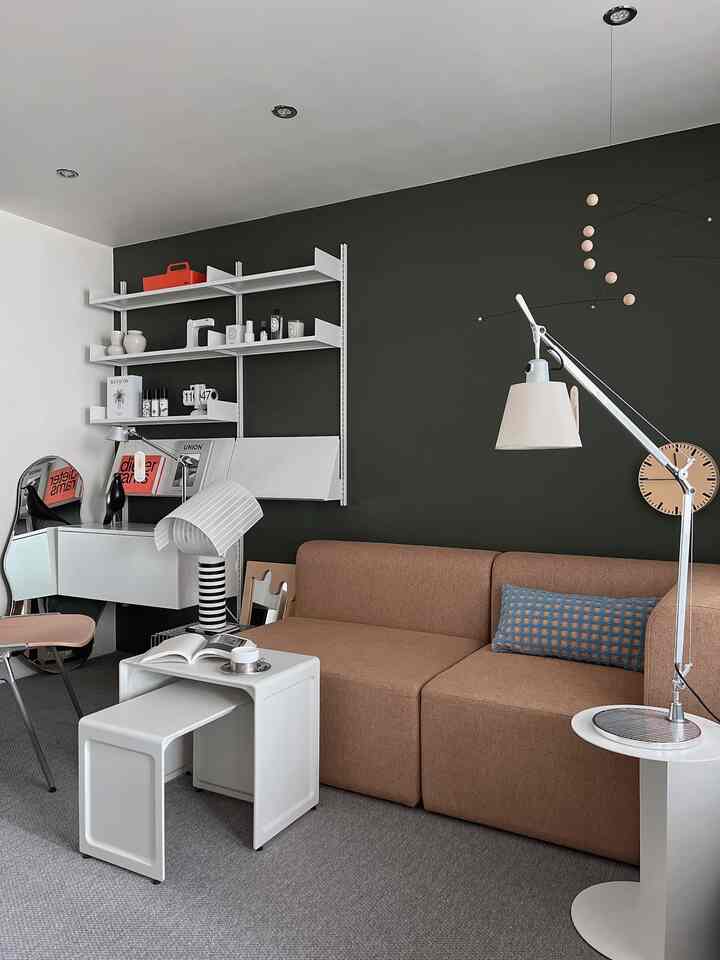 。  #집에서제일바빠 #오늘장면한컷 #오하우스시즌10 #안방스타일링 #미드센츄리모던 #디자인가구 #인테리어소품 #아르떼미데쇼군 #아르떼미데바스큘란테 #톨로메오 #비초에 #레어로우 #레어로우쓰는사람들 #펌리빙 #아노니마까스텔리 #dsc106 #몬타나 #플랫포인트 #넨디소파 #비트라 #코지타벨리니 #유에스엠 #플로스조명 #도장벽 #카페트인테리어 #홈스타일링 