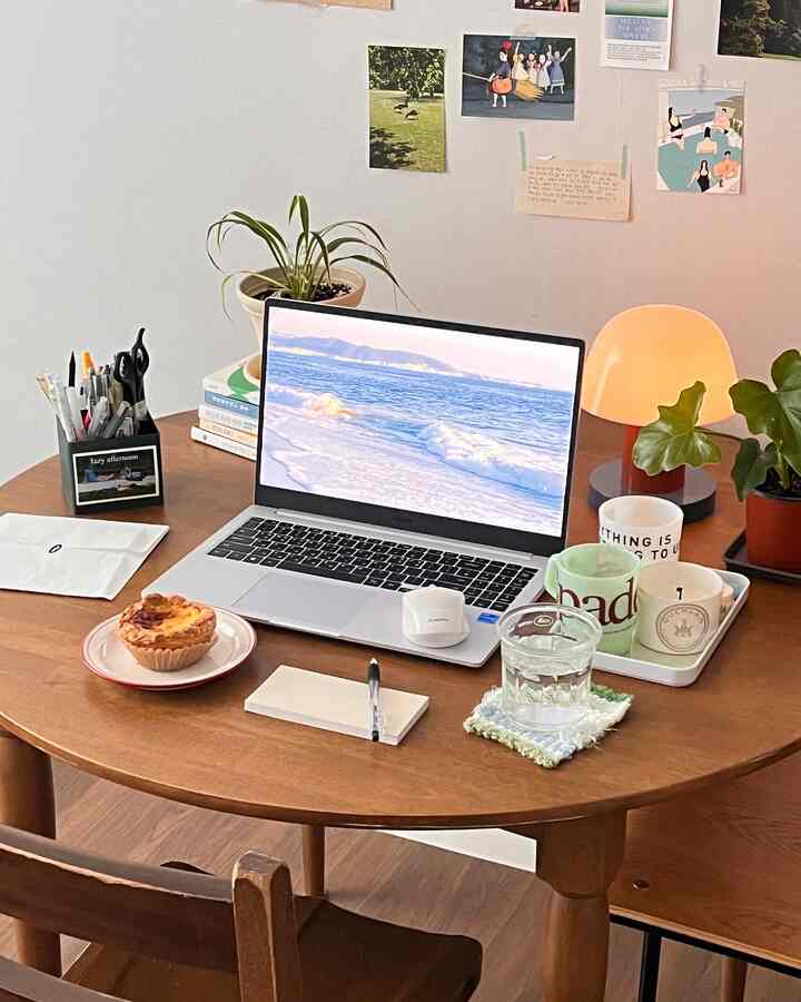 
The table space in my room where I spend the longest time during the day

#Mutual follow #우드인테리어 #테이블 #테이블인테리어 #집에서제일바빠 #방꾸미기 #방인테리어 #4평 #작은방 #작은방꾸미기
