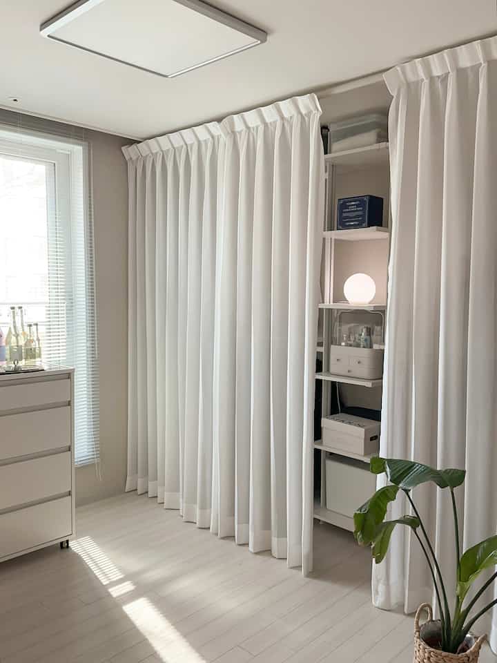 Ruang ganti rumahku di Gwangmyeong🫣✨
(Ada foto sebelum dan sesudah!!!)

Jika Anda menyembunyikan pakaian di lemari, Anda tidak akan bisa menatanya dengan baik.
Ruang ganti menggunakan sistem lemari pakaian.

Tapi kenyataannya saya tidak bisa hanya membeli pakaian yang cerah dan cantik haha.
Terkadang, saya iri dengan lemari yang tersembunyi rapi atau lemari built-in.

Jadi apakah saya harus memasang tirai di depan lemari sistem atau tidak?
Saya sudah memikirkannya puluhan dan ratusan kali.
Tidak ada jahitan! Tidak ada transparansi! Penyesuaian ketinggian dimungkinkan
Akhirnya masalah saya terselesaikan dengan Tirai Sifon All That House Latte🤍

✔️Pengiriman/Pengemasan
Produk tiba sangat cepat dan dikemas dengan rapi.
Jadi tidak apa-apa meski gordennya tidak disetrika secara terpisah :)

✔️Desain/Transparan
Saya sangat menyukai perasaan menyegarkan. Meski baju warna-warni dan hitam tertutup, tapi tidak transparan kan? Sebenarnya ada potongan diriku yang bersembunyi di balik tirai, tapi aku juga tidak bisa melihatnya😆

✔️Fitur
Saya mengambil gambar pin gorden yang dapat disesuaikan panjangnya di foto terakhir.
Rentang penyesuaian ketinggiannya lebih lebar dari perkiraan saya, jadi saya menggantungnya serendah mungkin untuk menutupi batang tirai.

Saya sangat puas karena bisa memanfaatkan ruang ganti dengan rapi. Saya akan merekomendasikannya untuk ruang tamu atau di mana pun Anda ingin menutupinya! Terima kasih produknya bagus 🫶🏻

#Five Senses Review #제품제공 #올댓하우스 #라떼쉬폰커튼 #쉬폰커튼 #차르르커튼 #드레스룸 #드레스룸인테리어 { 7 #Organisasi ruang ganti} #시스템행거 #시스템옷장 #드레스룸커튼 #시스템옷장커튼 #시스템행거커튼 