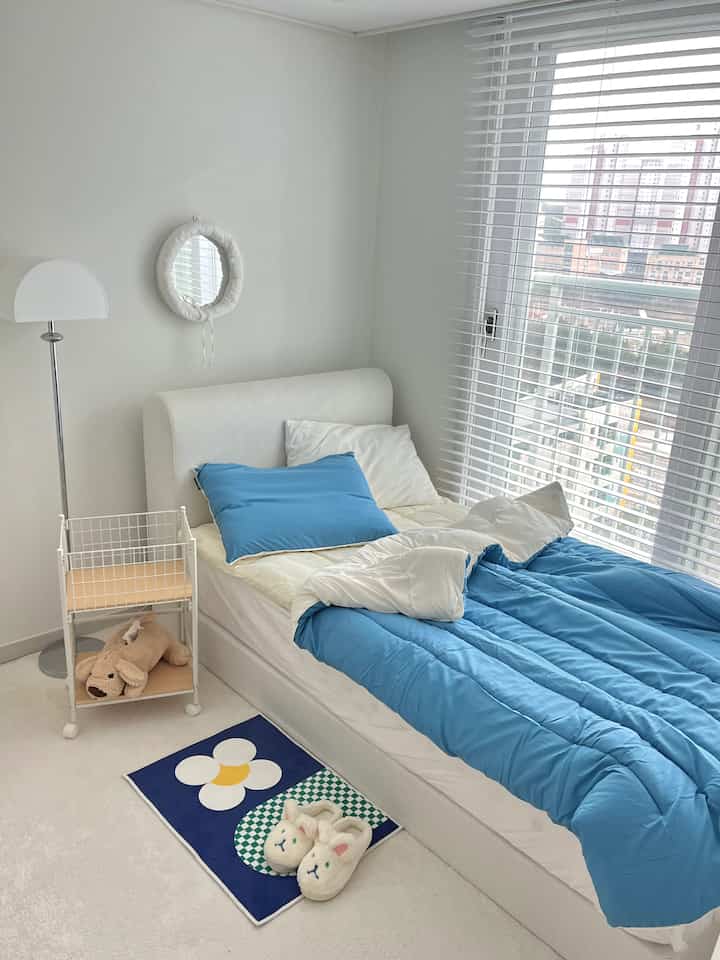 Bye bye to thick microfiber comforters~ To celebrate the arrival of spring, I changed my mood this weekend with new bedding, Nuvizio! The color I picked this time is a refreshing baby blue 🩵 It's my first time trying this color, but it goes better with the room than I thought? 
It goes perfectly with the drop rug I just laid down~ 

It's soft and light, yet cozy and has a smooth texture 
Once you wrap it around your body, it's hard to get up,,,
It's like bedding that makes you feel with your body that the outside of the comforter is dangerous~~ 

Dust-free quilt <Nubigio> Take a look
The colors are diverse and pretty
I want to get all the other colors

Spring is coming, so my desire for things is rising 💙

-
#Five senses review #제품제공 #누비지오 #누비지오이불 #누비지오이불세트 #침실인테리어 #침구세트 #침구추천 #슈퍼싱글침대 #포더홈