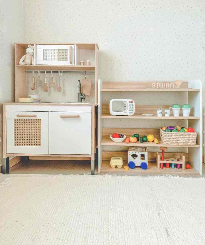 教区長をオーク＆ホワイトで選んだ理由！
IKEA DUCTI GRANと一緒に置くと、
特にリフォームした土手グランはセットみたいだ！
赤ちゃんの部屋にウッド＆ホワイトはいつも正しいです👍🏻

家にIKEAキッチンプレイがある方
シンプルな部屋オーク＆ホワイトの組み合わせおすすめ！
ワンベッドルームにはベッド、ベビーベッドとセットで
ホワイト本棚にしておけばいいですね

＃赤ちゃんの装飾＃赤ちゃんの部屋のインテリア
＃シンプルルーム＃教区場＃感性育児＃幼児本棚 
＃赤ちゃんの本棚＃ダムティグ＃キッチンプレイ 
#イケアダックティグ #イケアキッチンプレイ #duktig