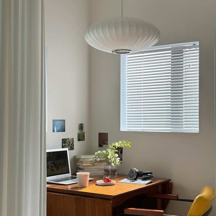 The wind is cold but the sunlight is warm these days 🌿
I passed by a flower shop and saw a beautiful blooming poplar tree
I brought one 🤍

Spring at my house too 💚

#Today's scene #집에서제일바빠 #집에서제일바빠봄맞이 #꽃 #꽃병 #화이트우드인테리어 #셀프페인팅 #가벽 #셀프가벽 #블라인드 #서재 #알파룸