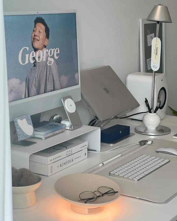 白とシルバーのトーンのモダンなホームオフィス、整頓された机にモニターとノートパソコンが配置された書斎