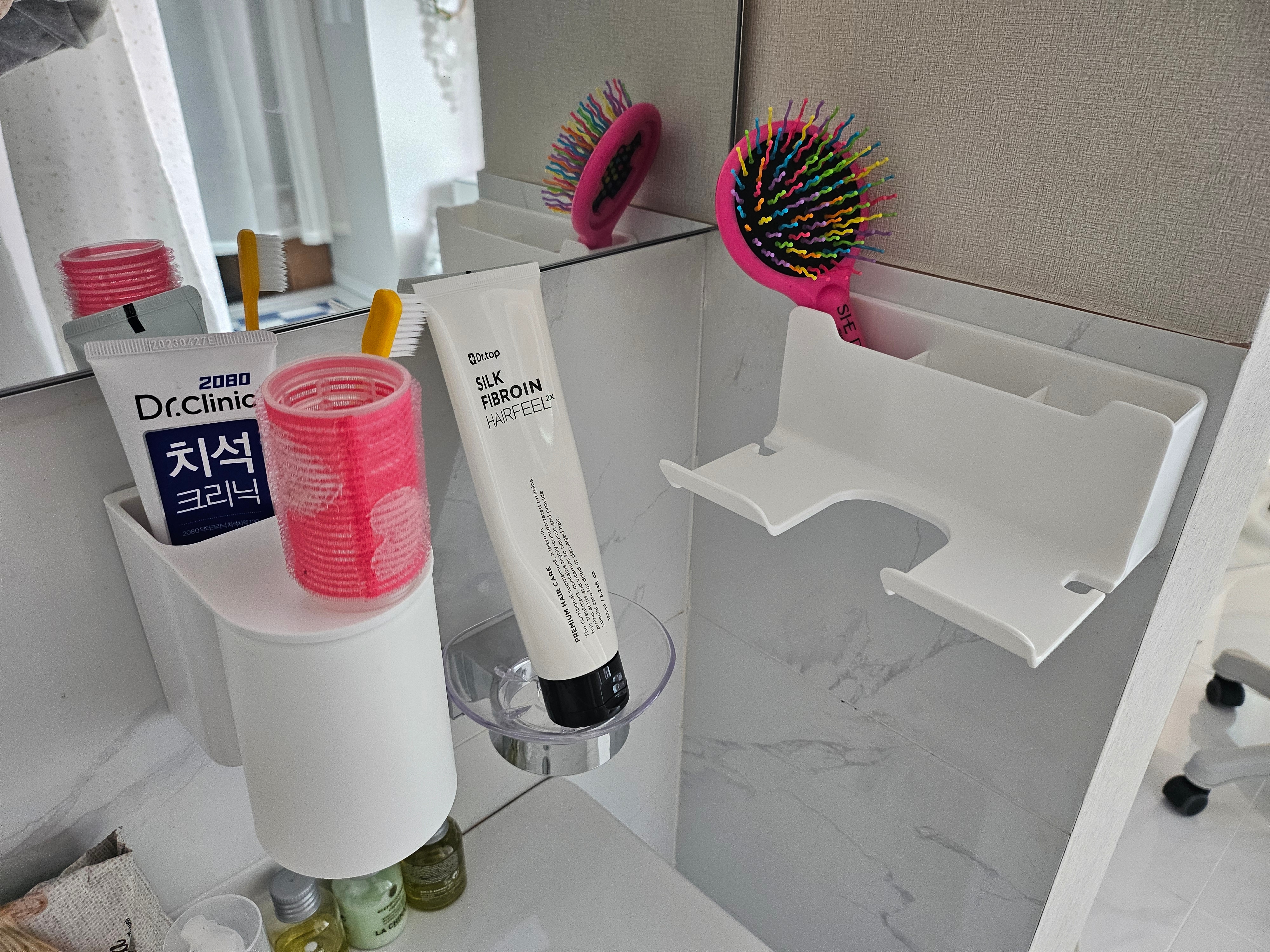 Upside-Down Magnetic Bathroom Organizer Set user photo