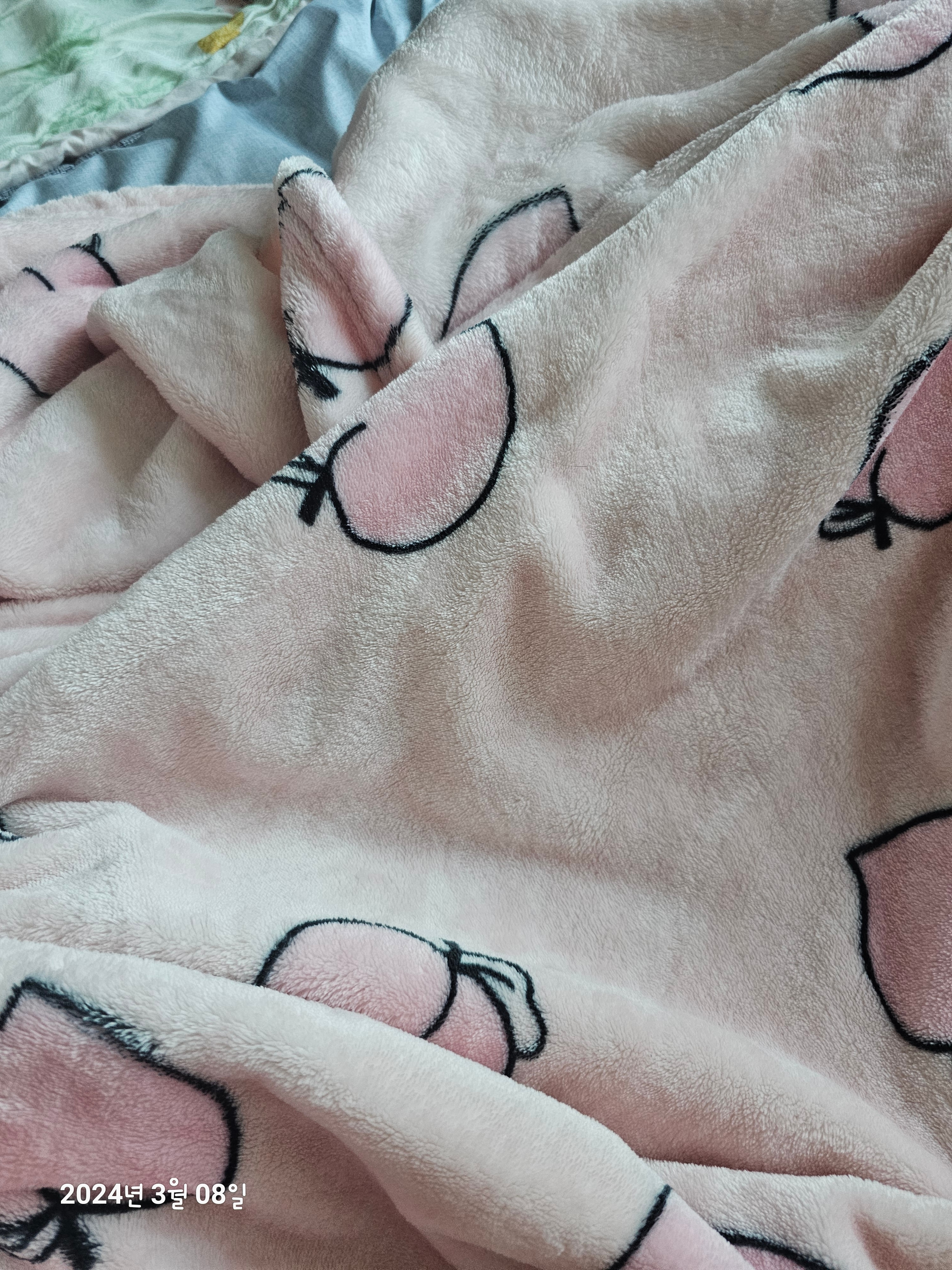 Momozzing Plush Blanket & Comforter user photo
