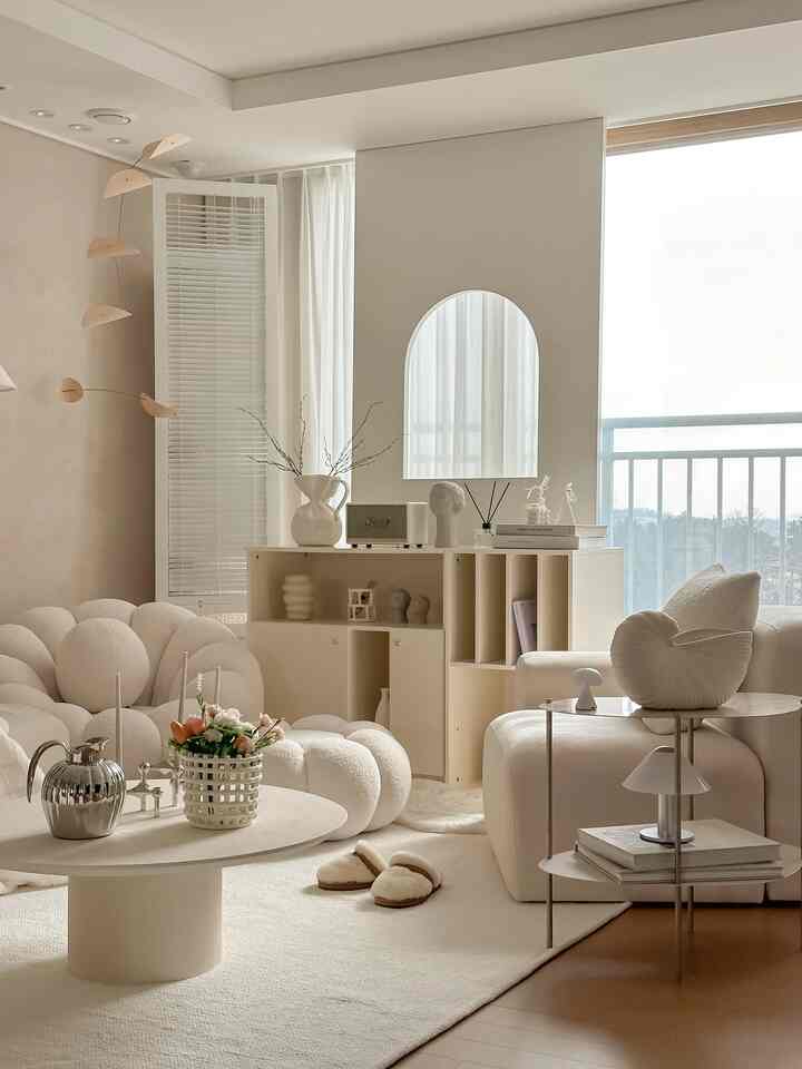 #自宅で一番忙しい
日当たりの良いリビングルーム🌞

冬に使用していたラグを交換する兼リビングルームの構造
ホテルラウンジのように変えましたが、結果は大満足です😄

風がたくさん吹く金曜日ですね！
今週末が最後の花泉寒さだと言いました。
さっさと春が来て花見に行きたいです🌸

幸せな週末を送ってください🫶🏻

。
。
。

＃リビングルームインテリア＃リビングルーム＃ソファ＃ホワイトインテリア＃北欧インテリア＃リビングテーブル＃ソファテーブル＃コージーインテリア
＃自宅で最も忙しい今日の誇りに思う＃