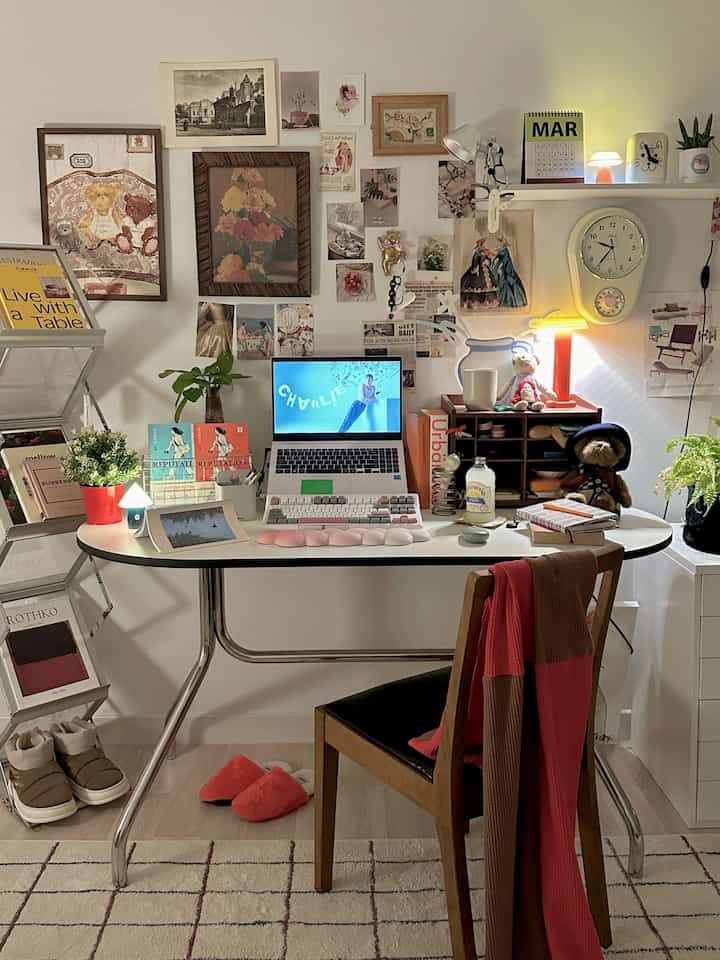 白と木目調が調和した書斎のホームオフィス空間、デスクと椅子、壁のアートと照明が温かみのある雰囲気を醸し出す