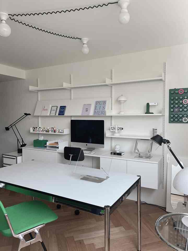 #오늘의기록 #집에서제일바빠電球を入れる  #오하우스reun10n #서재인테리어 #레어로우 #유에스엠 #아르떼미데티지오50  #루이스폴센판텔라 #아르떼미데톨로메오클래식 #몬타나 #레어로우쓰는사람들 #dsc106 #usm #미드센츄리모던 #조명덕후 #조명추천 #인테리어소품 #홈스타일링 #화이트인테리어 #데스크테리어 #인테리어소품 #벽꾸미기 #선반인테리어 #레어로우시스템선반 #유에스엠 