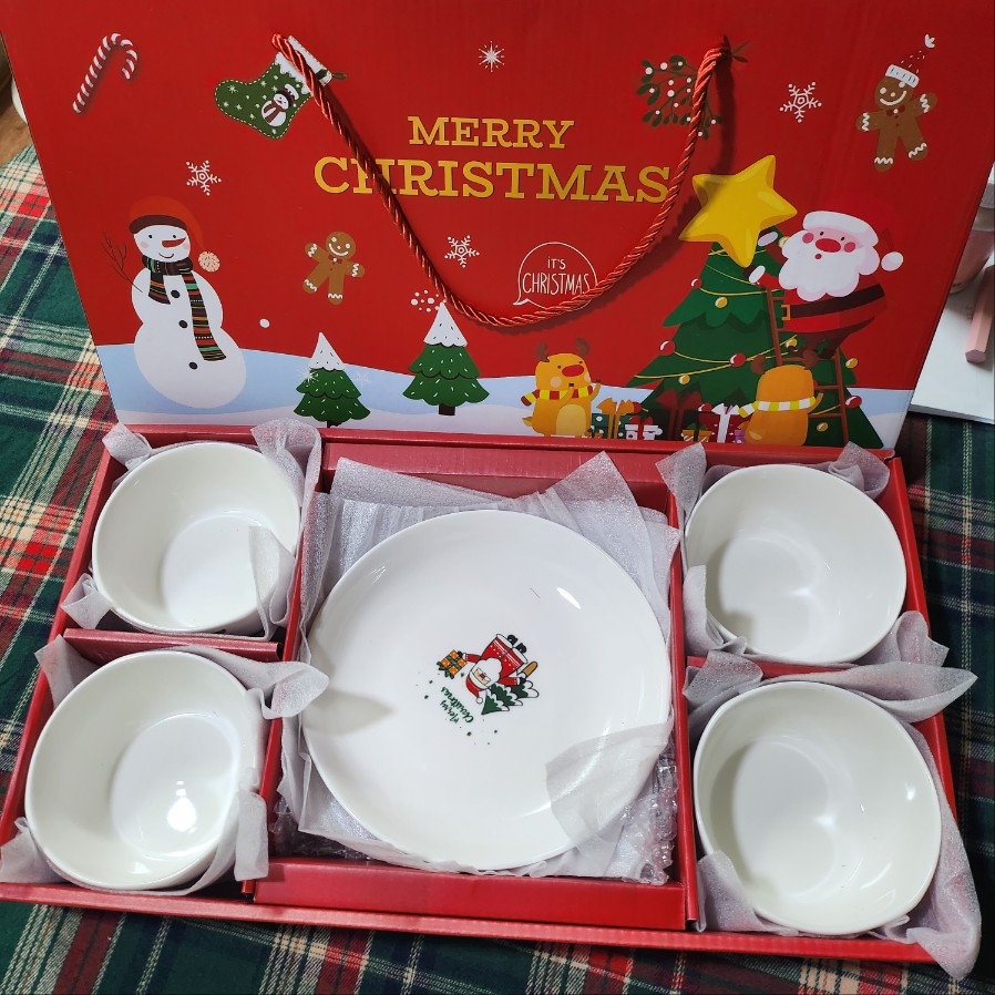Santa Christmas Dinnerware Set for 4 user photo