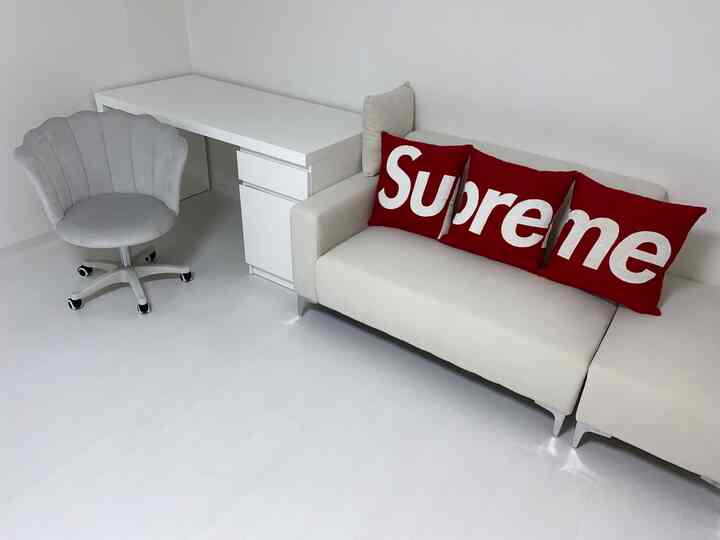 #아지트 #게스트룸 #게스트룸꾸미기 #슈프림 #supreme #조개트레이 #화이트인테리어 #화이트톤 #화이트책상 #화이트가구 #아이보리톤 #아이보리인테리어 #아이보리소파 #아이보리쇼파 