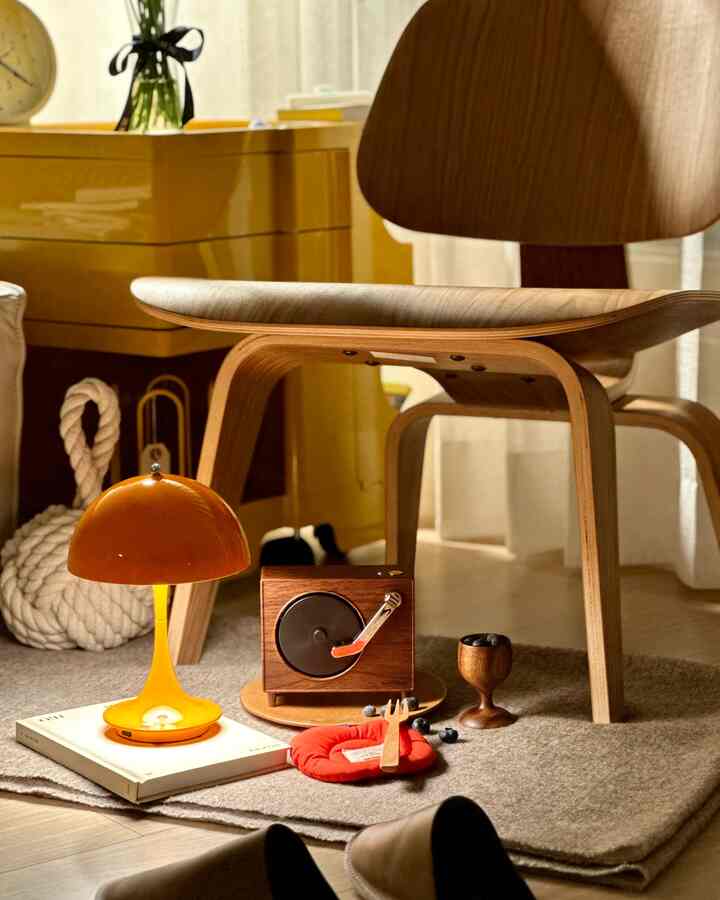 A book on a turntable. 🍒

Parents should do it first so that the child can see and learn, right?
While the child is studying at night, I turn on the turntable and read a book next to him.

🤎Product
This is not a turntable, but a diffuser shaped like a turntable.
It's amazing~ When you put in a solid perfume kit and turn it on, it emits a scent.

🤎Function
You can control the scent by operating it for 2, 4, or 6 hours with the timer function. It's convenient because it's a C-type charger.

🤎Design
The design that permeates the space like an interior decoration or a background is really precious. The walnut color naturally blends in with white and color.

🤎Features
Since it's a solid terracotta diffuser, there's no spilling, so there's no getting it wet. Thanks to this, even families with children or pets can use it with confidence.

🤎Scent
I used black cherry. The fresh and sweet scent is the best. You can choose from 14 different scents to suit your taste.

Fill spring with fragrance with Raffineur. 😘

(Sukbong Mom's Heart 🥹)

#Raffineur @raffineur_official

#FiveSensoryReview #ProductProvided

#RaffineurDiffuser #Lifestyle
#Diffuser #DiffuserGift #GiftRecommendation #HousewarmingGift

#SolidDiffuser #Scent #ScentItem #ScentTherapy #ScentInterior
#Evening #Night #NightMood #NightAtmosphere #NightScenery #NightInterior

#WoodInterior #WalnutInterior #Wood&White