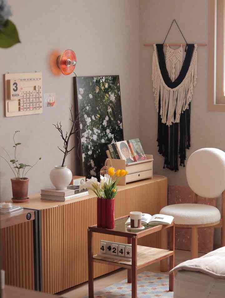 Our Ssuknim's room full of wood~
We can't change the bed position (Ssuknim won't let us change it lol)
This is the only space we can decorate🤭

#SsukSsulokHome #우드인테리어 #거실장 #감성인테리어 #침실꾸미기 #달력 #우드달력 #달항아리 #디데이달력 #의자 #디자인체어 #디자인의자 #마크라메 #집에서제일바빠 #집에서제일바빠포토존 #협탁 #셀프인테리어 #오하우스 #오하우스시즌10