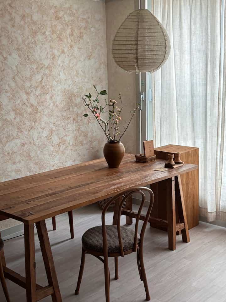 Halo.
Ini Kim Wood, yang menyukai pepohonan!

Meja elm gojae ada di ruang tamu. 
Interior kayu adalah yang utama, 
Saya suka bahan-bahan lama, barang-barang lama, furnitur dan alat peraga antik dan antik! Saya juga suka menanam tanaman dan bunga!

Itu tidak biasa, dan itu adalah suasana hati yang hanya bisa dirasakan di rumah kita.
Ini adalah rumah yang sedang saya rawat.
Jika Anda memiliki minat yang sama, ayo #맞팔 dan #소통! 😊

#Tindak lanjut pengantin baru #식물맞팔 #홈카페맞팔 #집순이맞팔 #빈티지맞팔 #우드인테리어맞팔 #우드인테리어 #고재인테리어 {9 #Meja kayu tua} #고재가구 #느릅고재테이블 #고재전신거울 #빈티지인테리어 #유럽미장 #플랜테리어 #식물인테리어 {17 #Food Butler} #식물키우기 #식물집사 #식물키우기 #식물테리어 #우드테이블 #우드식탁 #원목식탁 #원목책상 