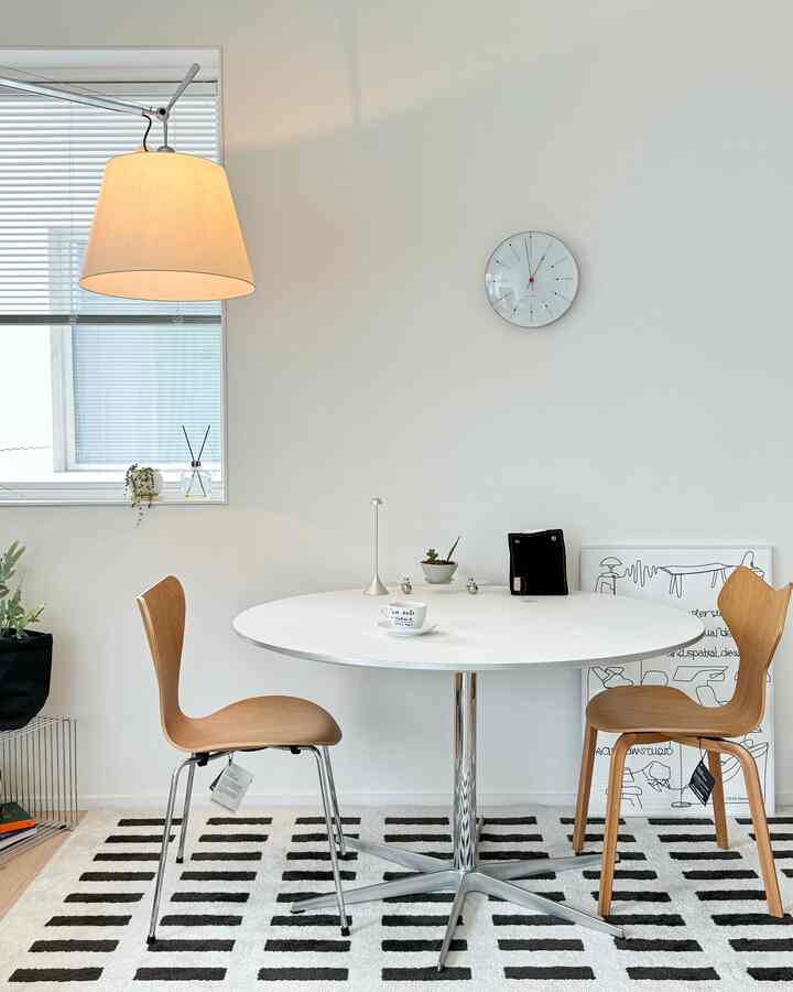 
I still think I made a good purchase

I'm using the Artemide Tolomeo Mega✨🫰🏻
I put it on the table in the living room and use it every day… 🩵

#Ohaus #오하우스시즌10 #집에서제일바빠 #집에서제일바빠애착템 #거실 #거실인테리어 #거실조명 #거실꾸미기 #시계 #아르네야콥센 #아르떼미데 #아르떼미데톨로메오 #프리츠한센 #테이블 #티슈케이스
#Tissue cover #러그 #리튼 #몬타나 #스탠드 #렉슨 #뱅커스 
#Poster #액자 #플랜테리어 #스프라우트 #화분 #세븐체어 #그랑프리체어 #의자