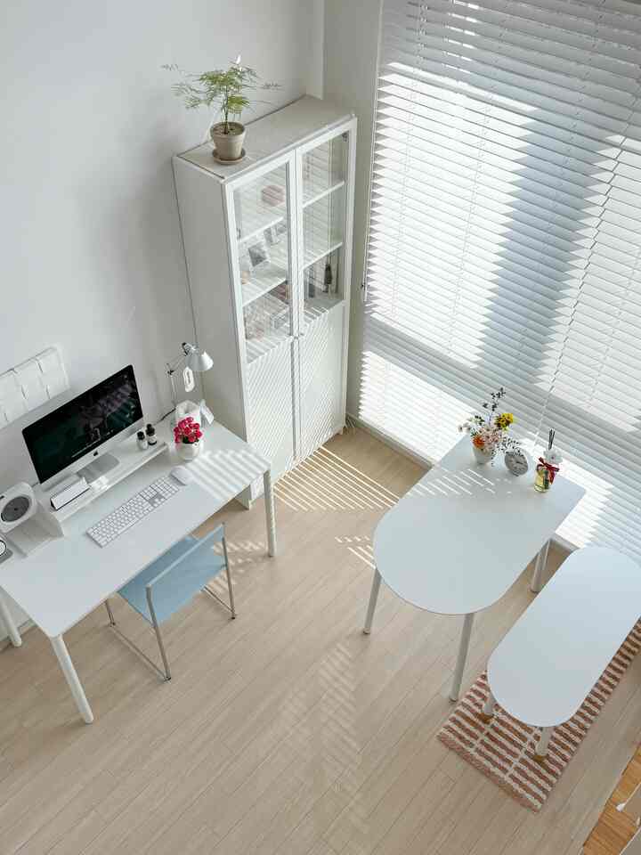 
Ruang bulan ke 8 💞

#Rumah Hari Ini #오하우스 #오하우스reun10n #복층원룸
#Studio #원룸인테리어 #원룸꾸미기 #복층오피스텔
#Desk Terrier #데스크테리어족 #데스크셋업 #소품
#Pencahayaan #아르떼미데 #모니터받침대 #레어로우 #화이트
#Interior Putih #인테리어소품 #러그 #컴퓨터책상
#Flat Point #라토체어 #아이맥 #방꾸미기 #플랜테리어 #데스크테리어족포토존